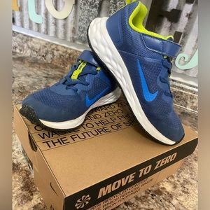 Boys Nike Revolution 6 Sz 1.5